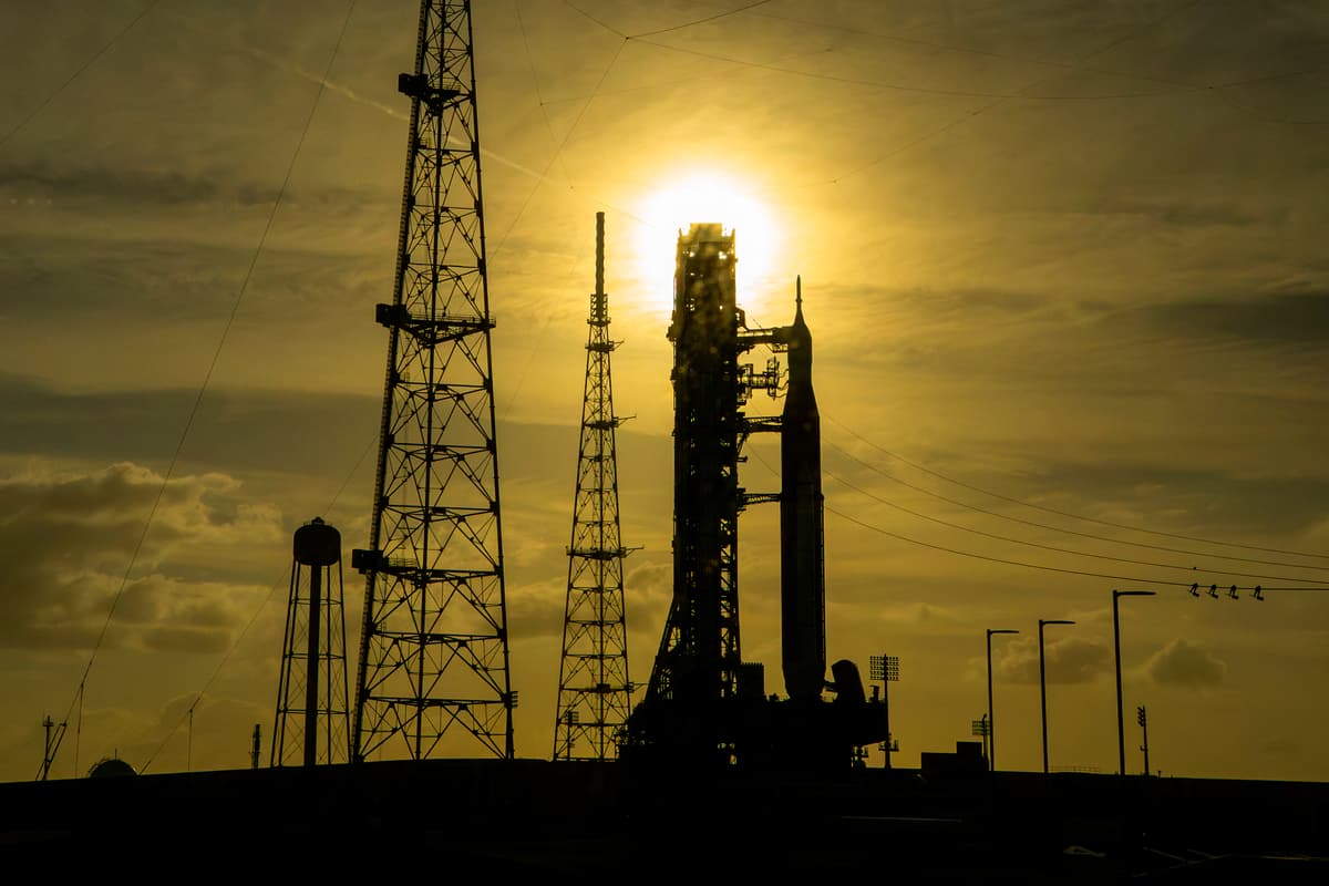 La fusée SLS d'Artemis II sur son pas de tir au Kennedy Space Center en Floride au coucher du soleil le 31 mars 2026