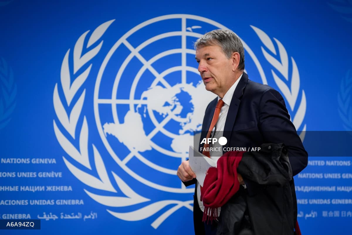 Un responsable passe devant le logo des Nations unies au siège de l'ONU à Genève le 31 mars 2026