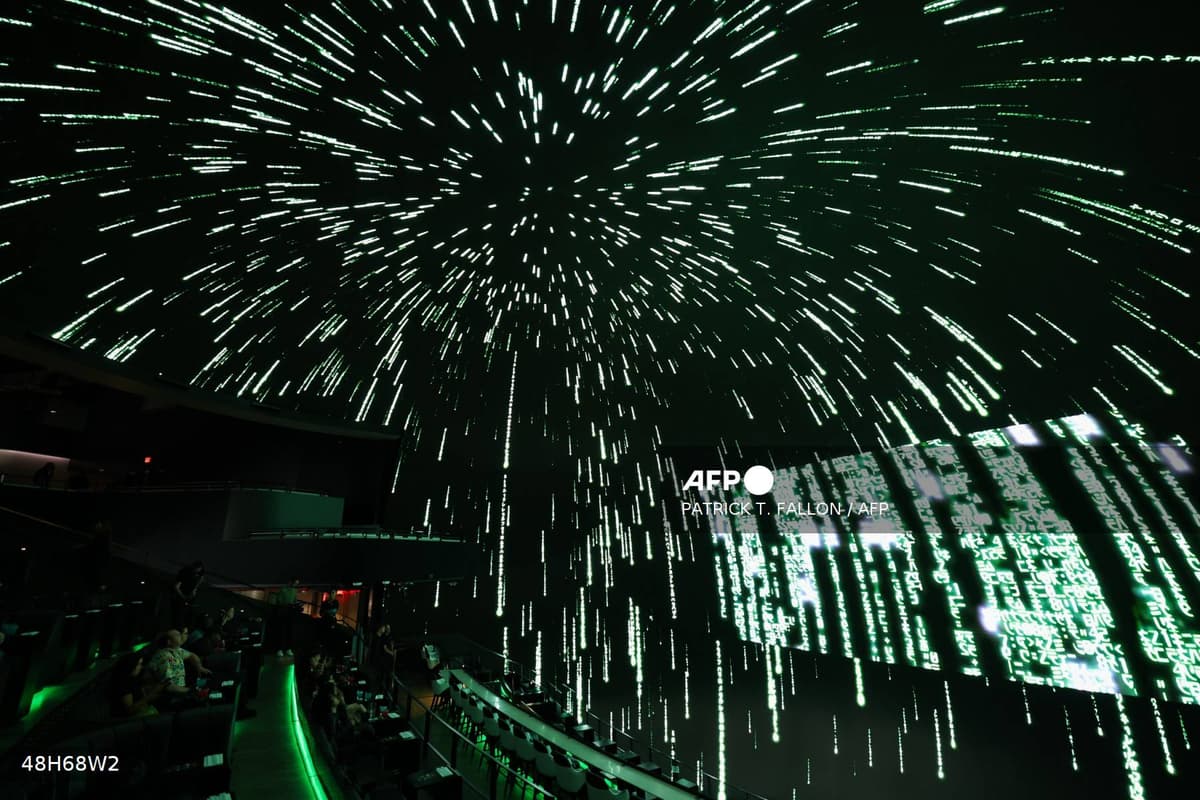 Cascade de données numériques vertes sur fond noir, évoquant le flux de données piratées