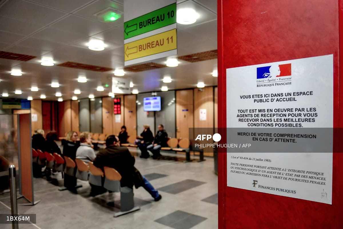 Contribuables en salle d'attente d'un centre des Finances publiques avec le logo République française