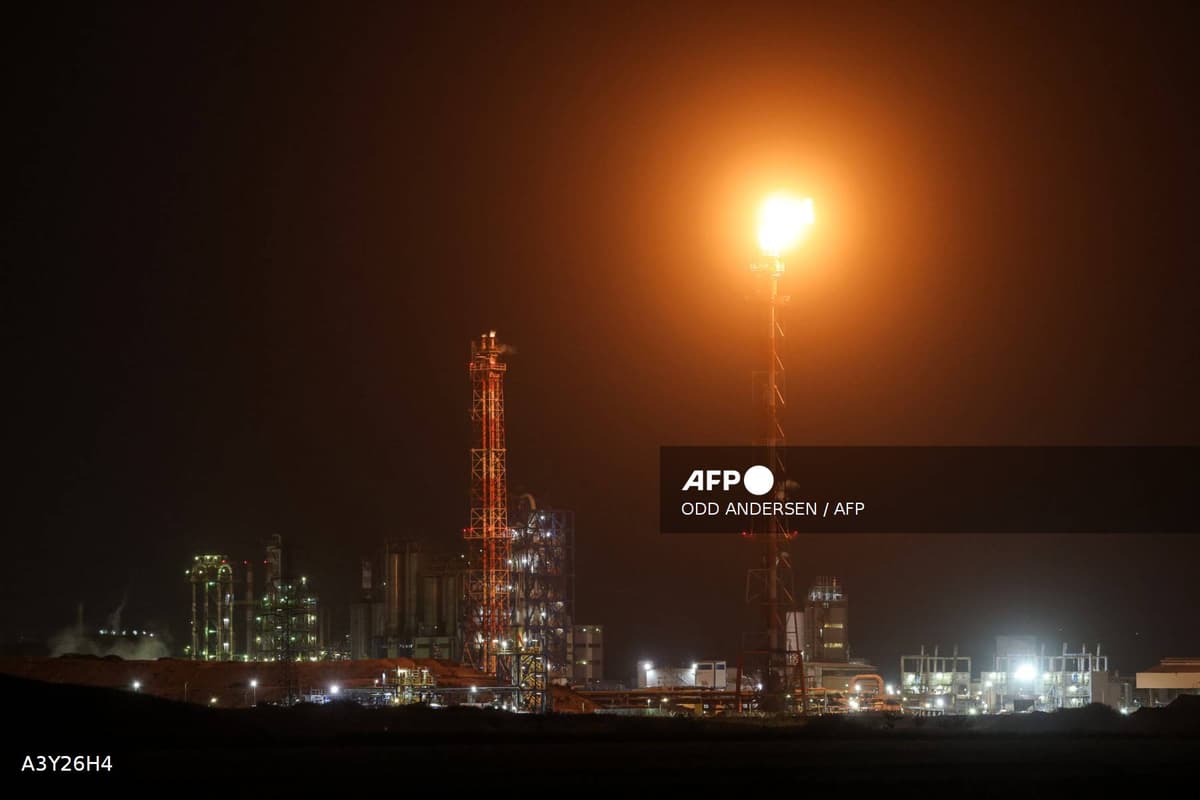 Installation pétrochimique du Golfe de nuit, torchère allumée, mars 2026