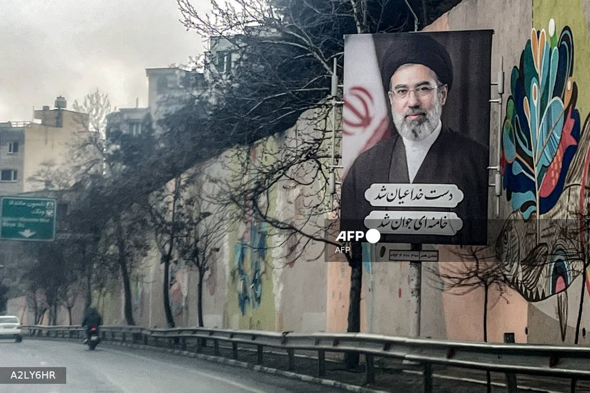 Affiche officielle représentant Mojtaba Khamenei, nouveau Guide suprême de l'Iran, dans une rue de Téhéran