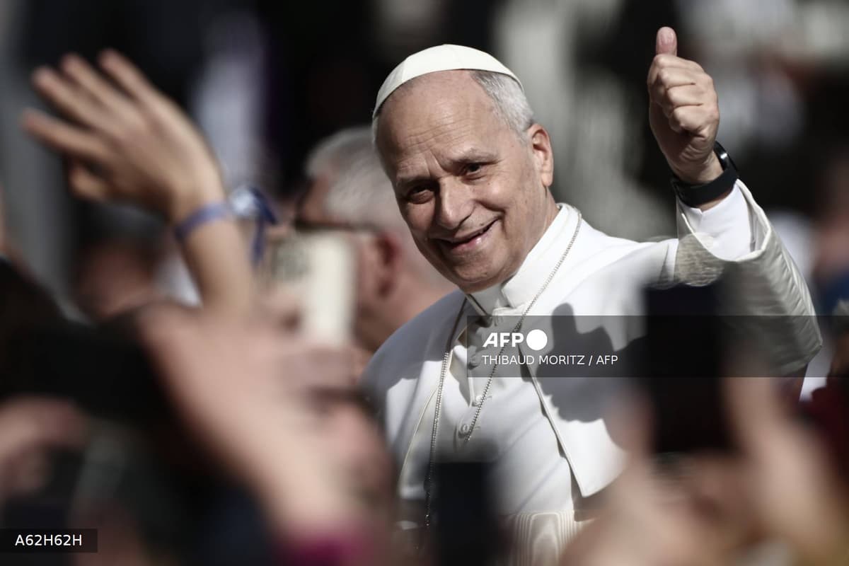 Le pape Léon XIV salue la foule lors de sa visite à Monaco, mars 2026