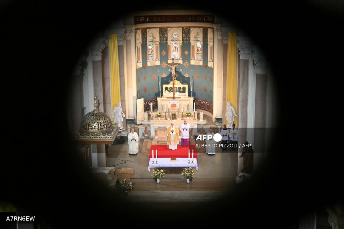 Le pape Léon XIV célèbre la messe à la basilique Saint-Augustin d’Annaba, le 14 avril 2026