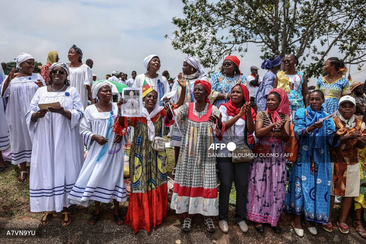 Des femmes camerounaises en tenues traditionnelles applaudissent l arrivée du pape Léon XIV à Yaoundé, le 15 avril 2026