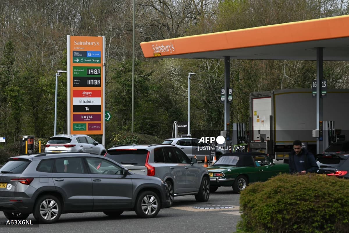 File de voitures attendant pour faire le plein dans une station-service le 29 mars 2026