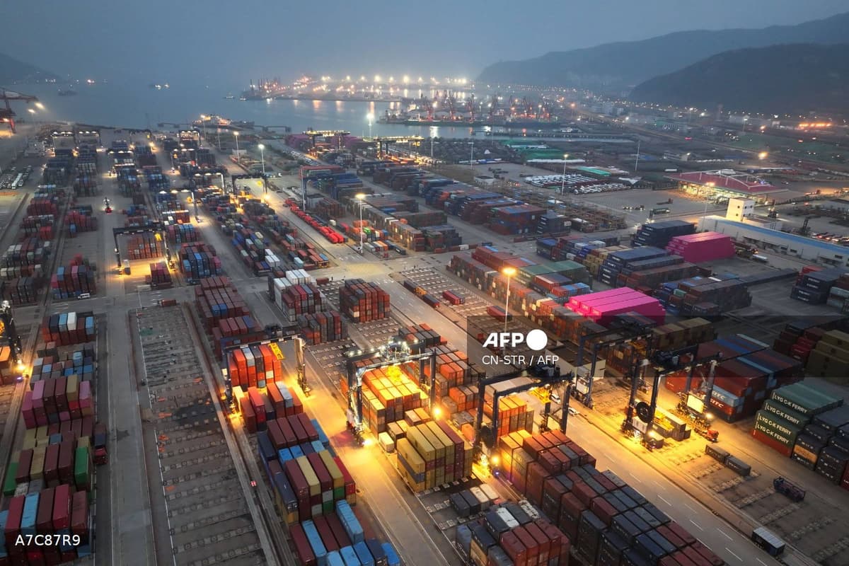 Vue aérienne d’un port chinois de nuit, conteneurs et grues, illustrant les flux commerciaux entre la Chine et la Russie