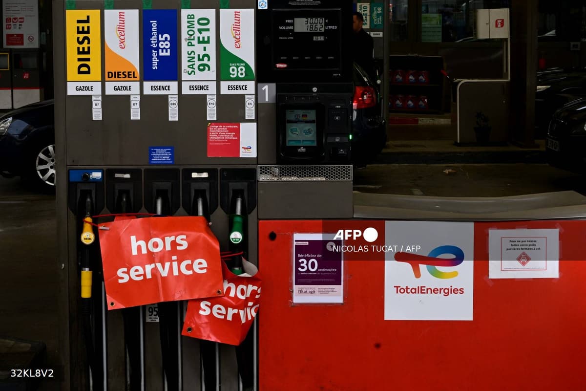 Pompes hors service dans une station TotalEnergies en France avec logo et affichage des carburants