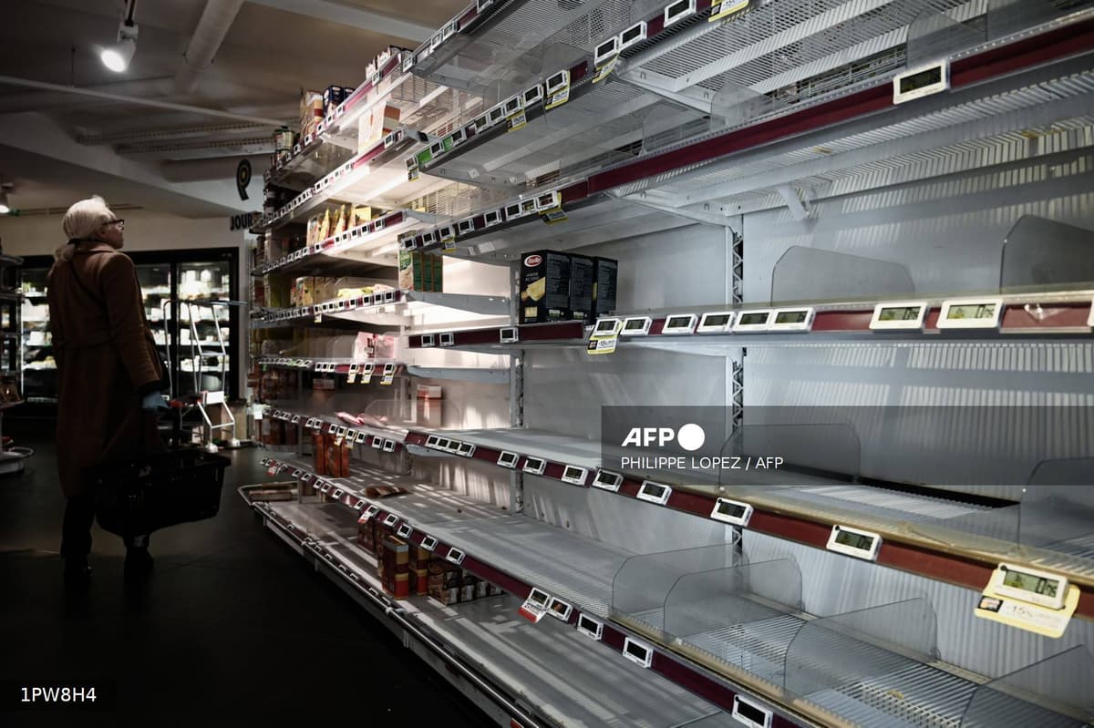 Rayons quasiment vides dans un supermarché français lors d'une pénurie
