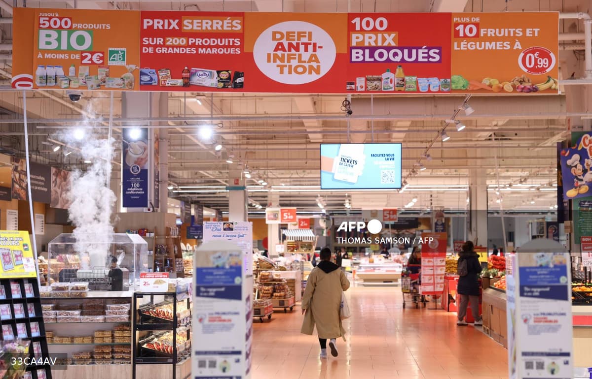 Rayon d'un hypermarché français avec banderole défi anti-inflation et prix bloqués