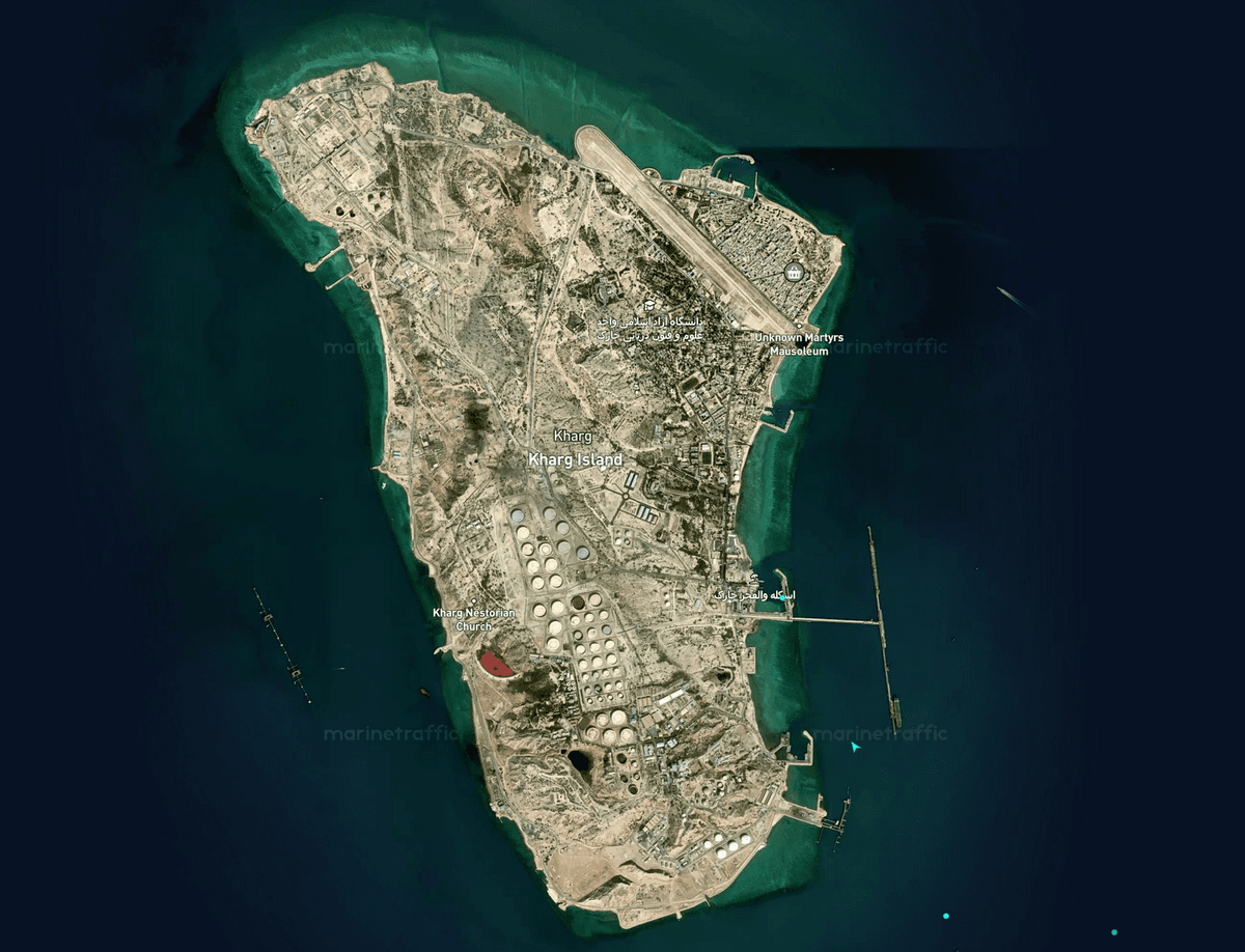 Vue satellite de l'ile de Kharg, principal terminal petrolier iranien, avec cuves de stockage visibles