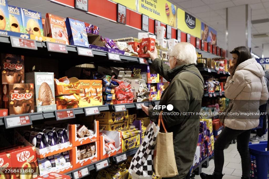 Consommateurs dans un rayon de supermarche illustrant la shrinkflation sur les produits alimentaires