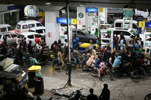 File d'attente dans une station-service à Karachi illustrant la pénurie mondiale de carburant en avril 2026