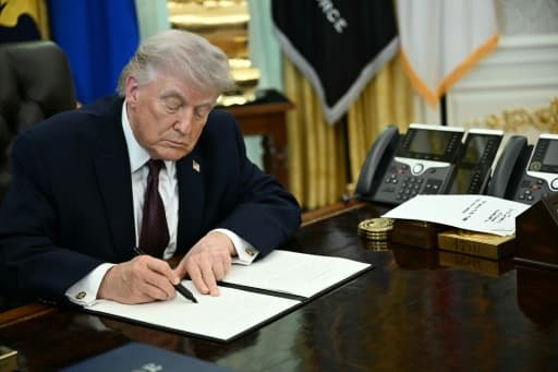Donald Trump signant des décrets sur les droits de douane à la Maison-Blanche le 2 avril 2026