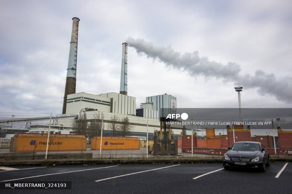Complexe industriel chimique avec cheminee fumante et conteneurs au Havre