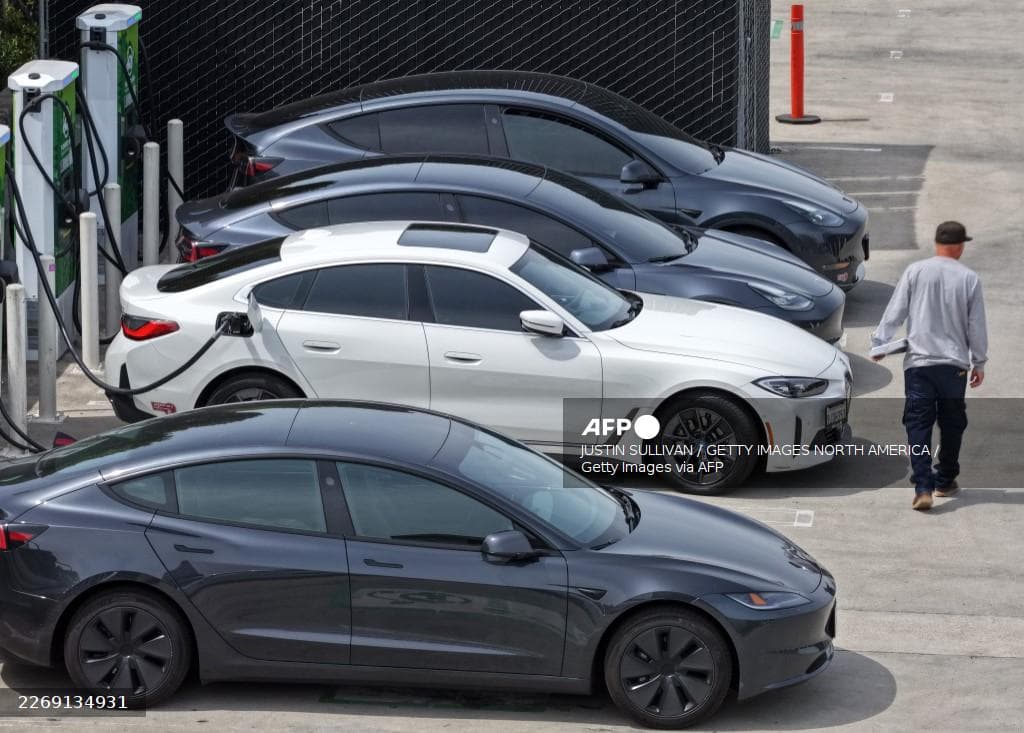 Voitures electriques en charge sur des bornes dans un parking