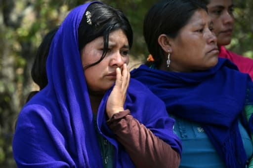 Des femmes indigènes nahuas pleurent lors des funérailles de membres d'un groupe d'autodéfense après une attaque perpétrée par de présumés membres du cartel de la drogue Los Ardillos, à Alcozacan, dans l'État de Guerrero, au Mexique, le 20 mai 2026
