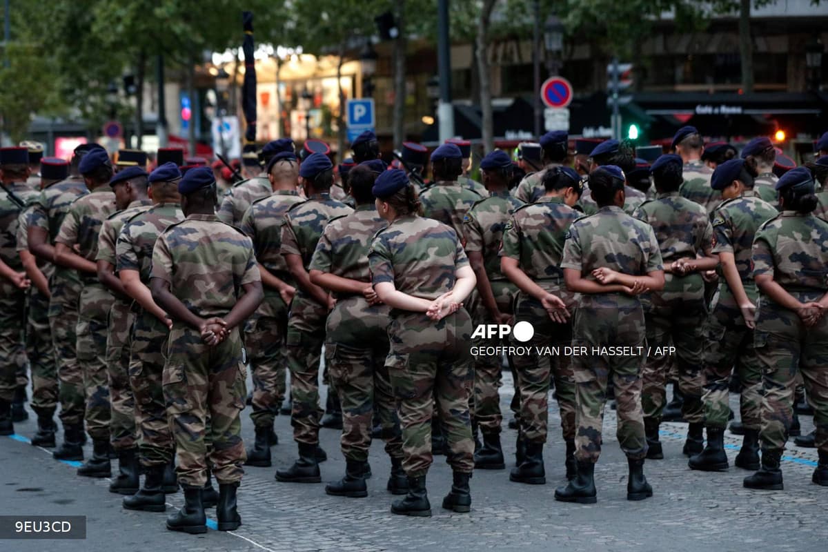 Soldats français en tenue de camouflage alignés sur les Champs-Élysées à Paris