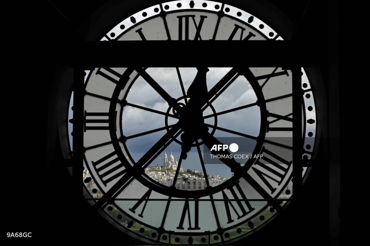 Le cadran géant de l'horloge du musée d'Orsay, à travers lequel on aperçoit la basilique du Sacré-Cœur