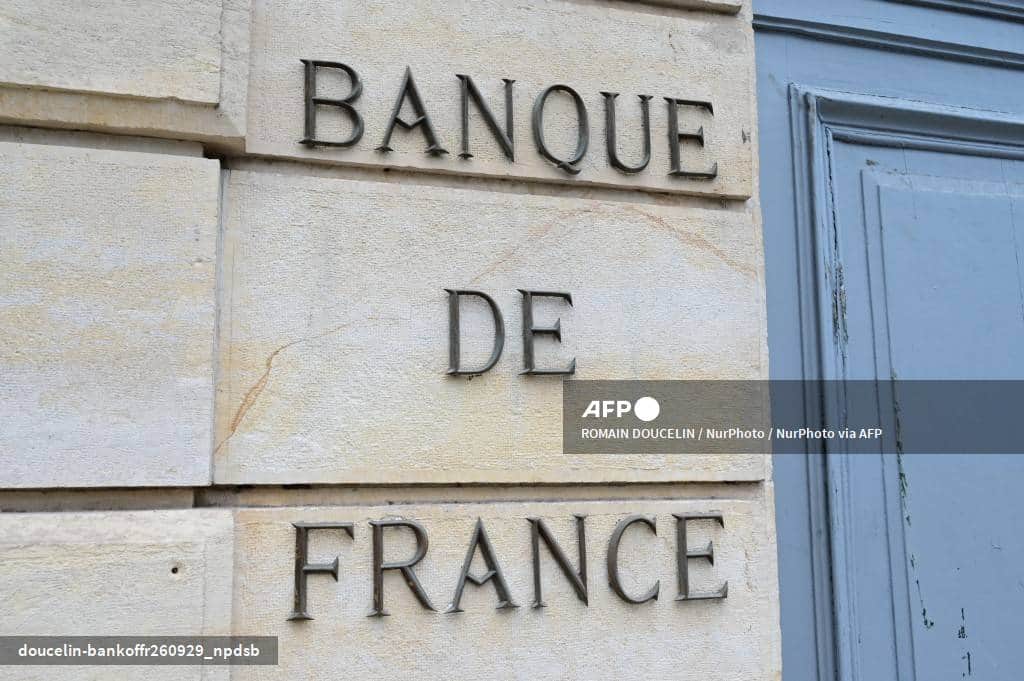 L'inscription Banque de France en lettres de métal sur une façade en pierre, à côté d'une porte bleue