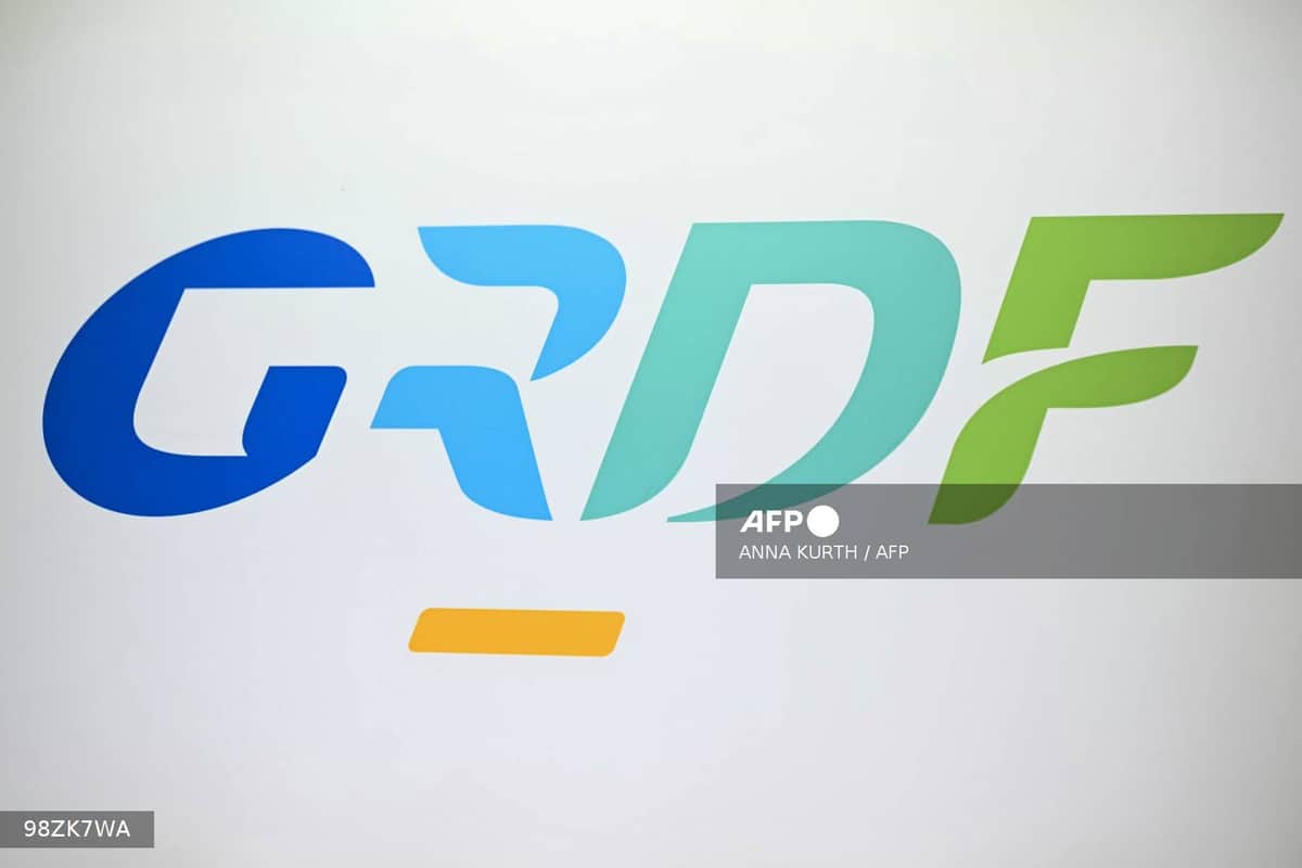 Le logo de GRDF, principal gestionnaire du réseau de distribution de gaz, sur un stand