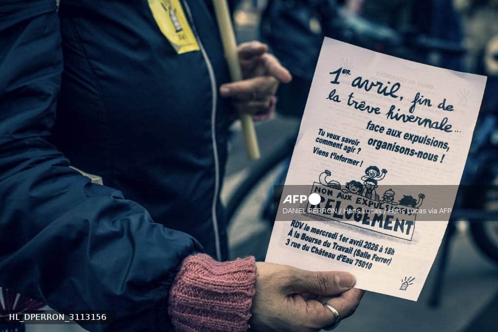Une main tient un tract manuscrit annonçant la fin de la trêve hivernale le 1er avril