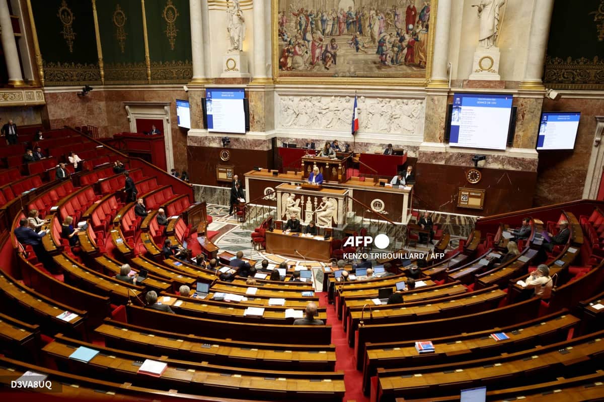L'hémicycle de l'Assemblée nationale, en grande partie vide, une ministre à la tribune