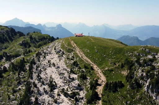 Vue aérienne du refuge du Parmelan posé sur une arête karstique au-dessus d'Annecy, en Haute-Savoie