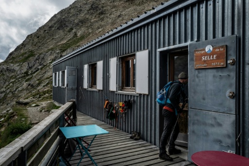 Un randonneur entre dans le refuge de la Selle, dans le massif des Écrins, en Isère