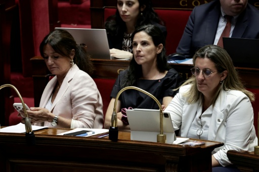 Les rapporteures Nathalie Colin-Oesterlé et Marianne Maximi, avec Perrine Goulet, à l'Assemblée nationale